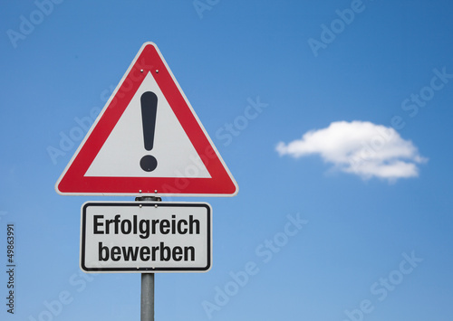 Achtung Schild mit Wolke ERFOLGREICH BEWERBEN