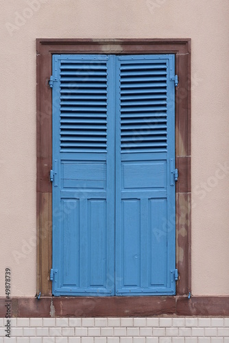 Geschlossener blauer Klappladen
