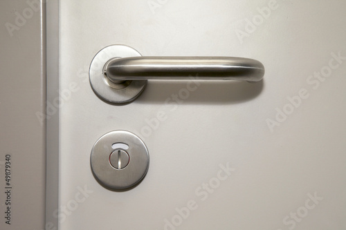 Türgriff an einer Badezimmertür mit Schlüsselloch