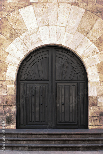 Puerta antigua con arco de piedra, Valladolid, España © pifate