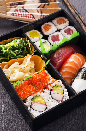 bento box mit Sushi und rolls