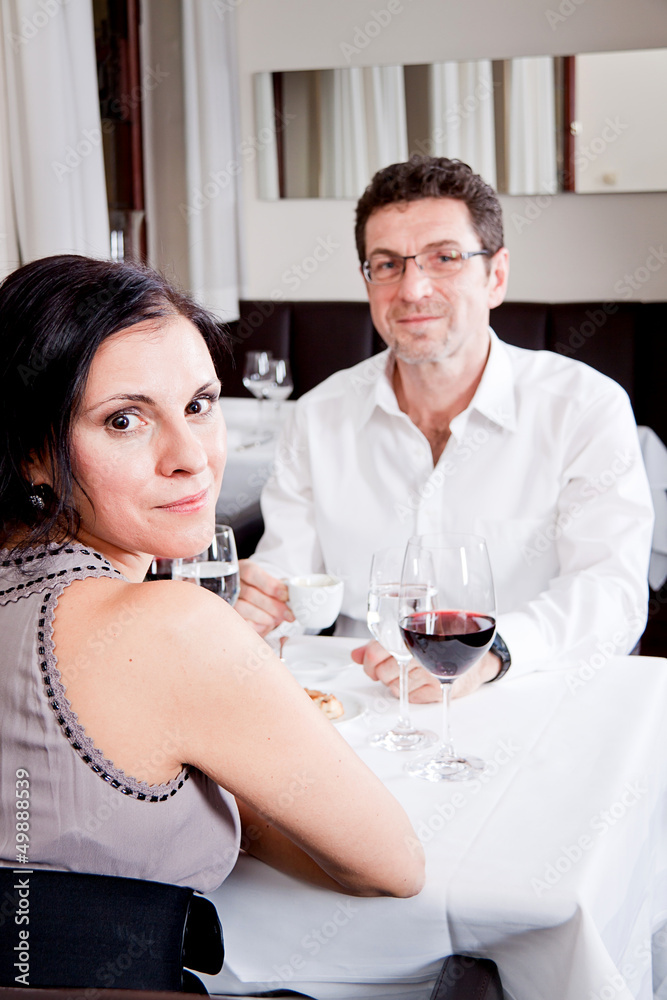 Frau und Mann im Restaurant lachend glücklich Frau und Mann im Restaurant lachend glücklich