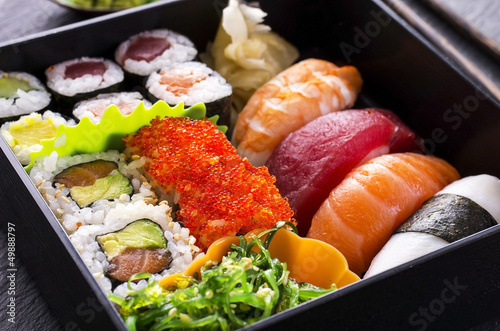 Bento Box mit Sushi und rolls