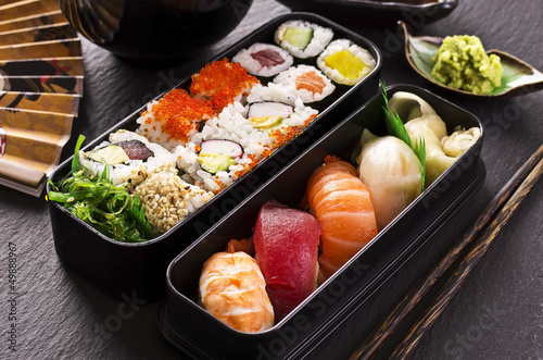 Fotografía bento box mit sushi und rolls