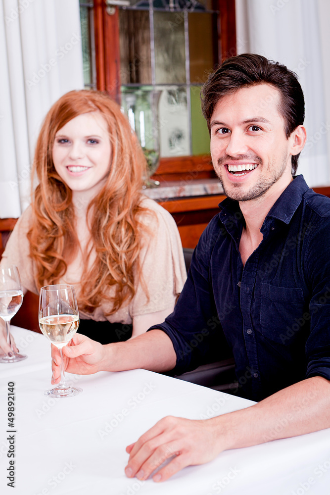 Gemischte Gruppe Menschen lachend im Restaurant Gemischte Gruppe Menschen lachend im Restaurant