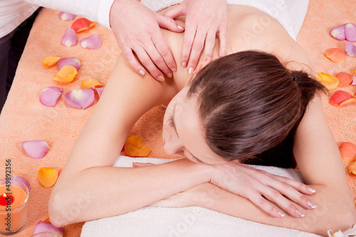 junge attraktive frau bei einer wellness massage entspannt
