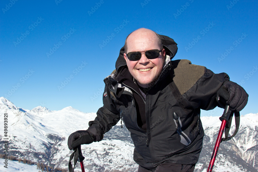 Au ski : Portrait d'un homme heureux et souriant