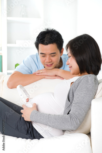 chinese pregnant couple  lifestyle photo © wong yu liang