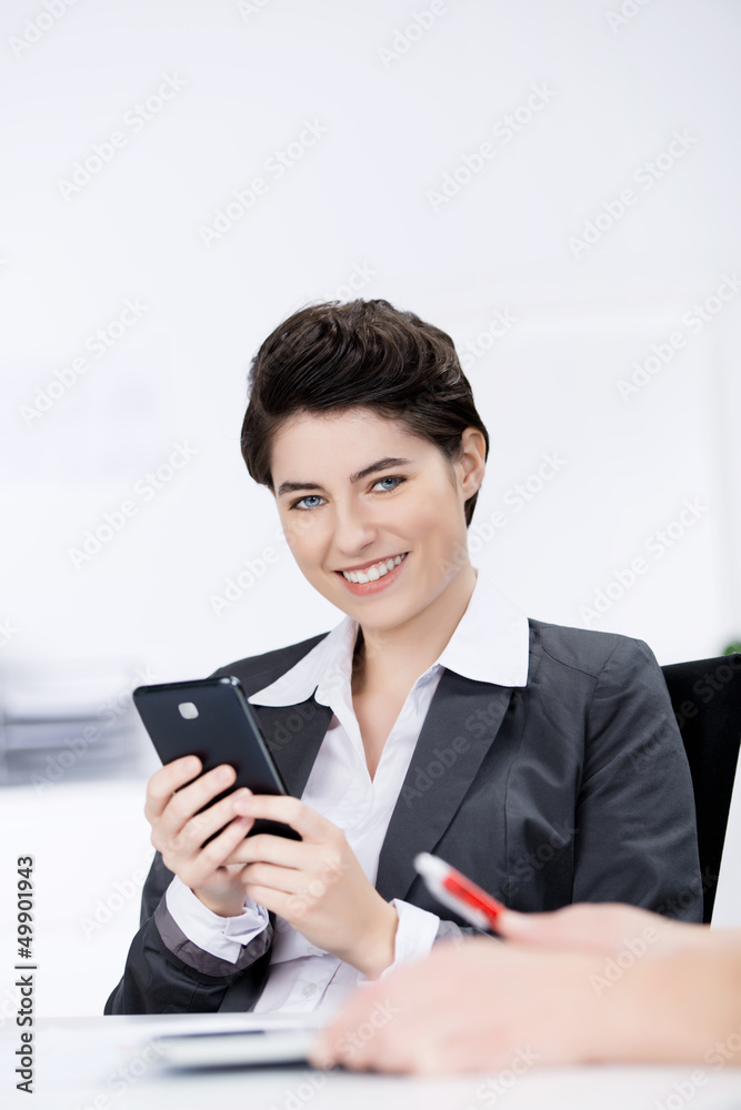 frau benutzt handy in einer besprechung frau benutzt handy in einer besprechung