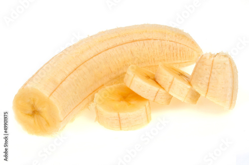 Une banane épluchée et coupée photo