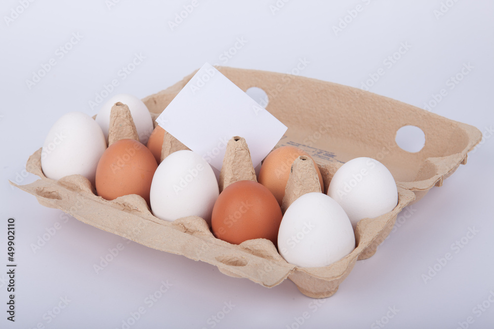 Eier gemischt in Eierkarton mit Hinweisschild