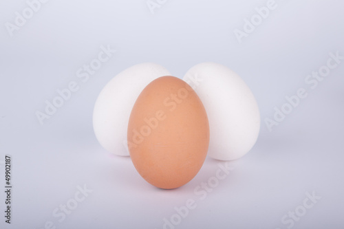 Drei Eier zwei weiß eins braun