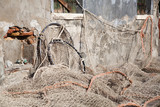 Fischernetze an einem verfallenen Haus in Burano