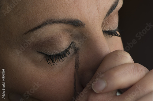 giovane donna pensierosa