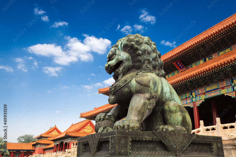 Fototapeta premium bronze lion in beijing forbidden city