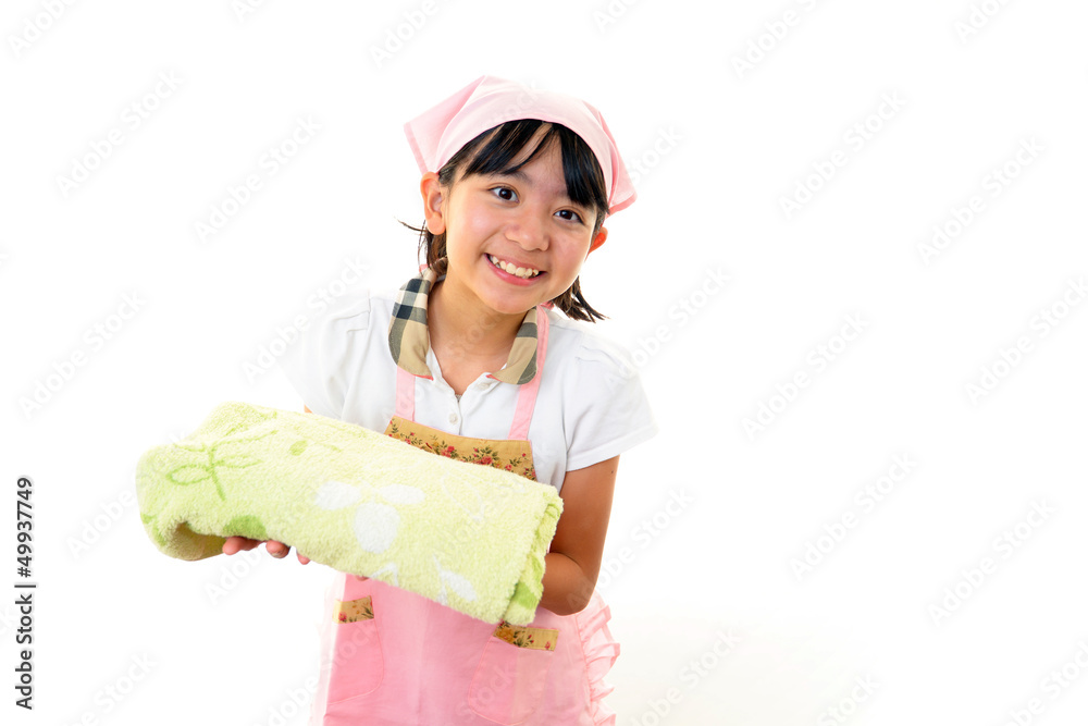 洗濯物を持ち微笑む女の子 洗濯物を持ち微笑む女の子