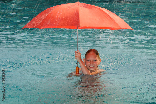 beschirmt im Pool photo