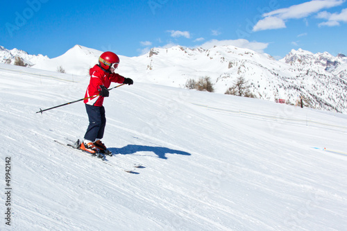 Jeune garçon skiant (6-8 ans) #2
