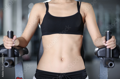 Woman at the gym doing exercises to strengthen abdominal muscles