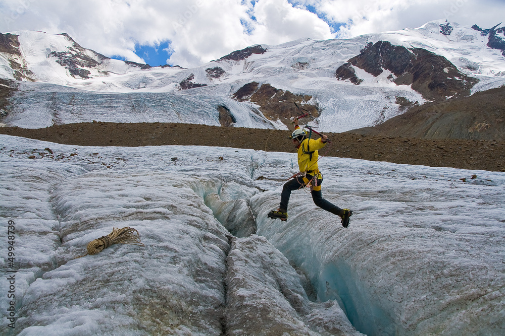 Alpinista che salta Crepaccio