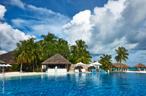 Fototapeta Naklejka Na Ścianę i Meble -  Luxury tropical swimming pool