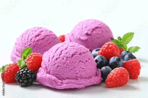 Ice cream with fresh berries