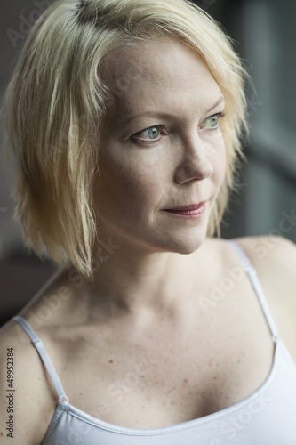 Fotografia Blonde Woman with Beautiful Blue Eyes