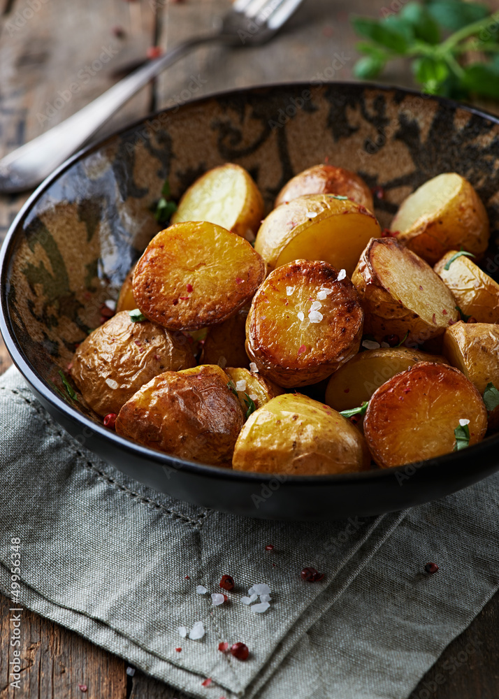 Oven-baked potatoes with sea salt, pink pepper and herbs