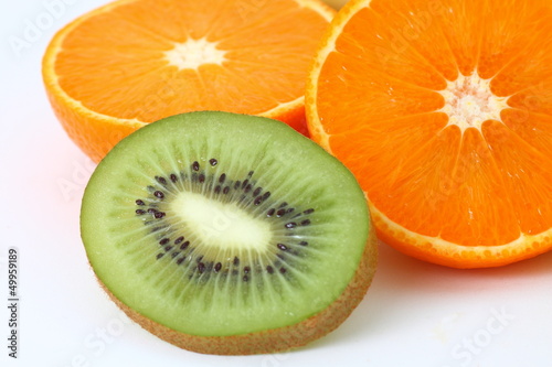 naranja partida por la mitad y kiwi