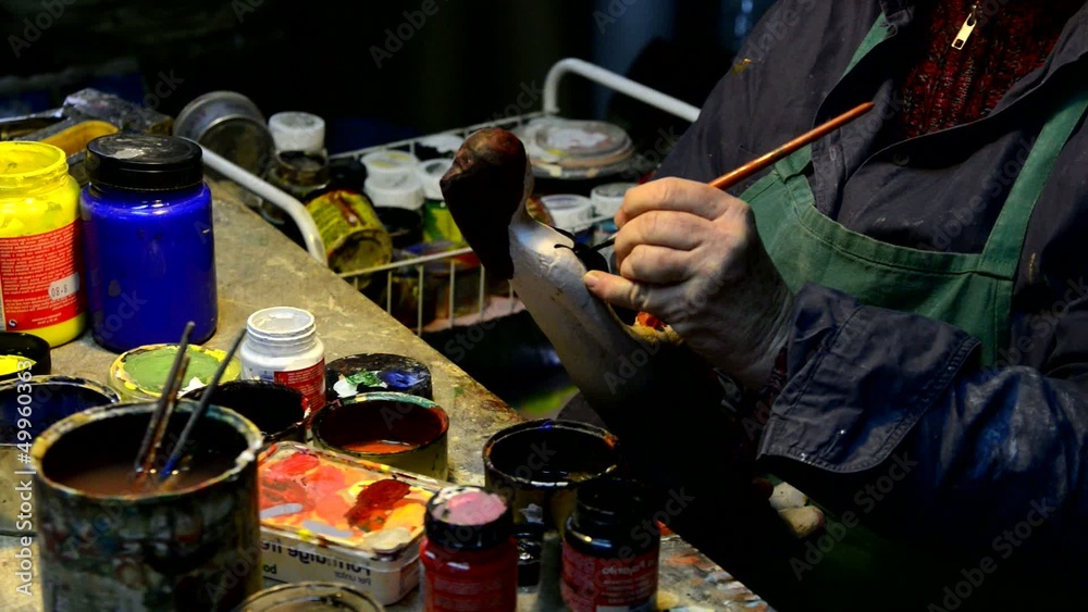 artesana pintando