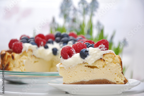 Käsekuchen mit Beeren photo