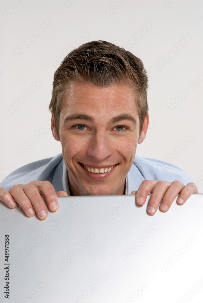 Joven ejecutivo trabajando en un ordenador,computadora Joven ejecutivo trabajando en un ordenador,computadora
