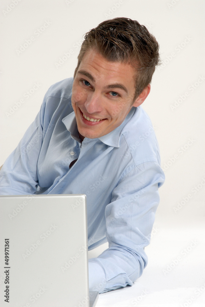 Joven ejecutivo trabajando en un ordenador,computadora Joven ejecutivo trabajando en un ordenador,computadora