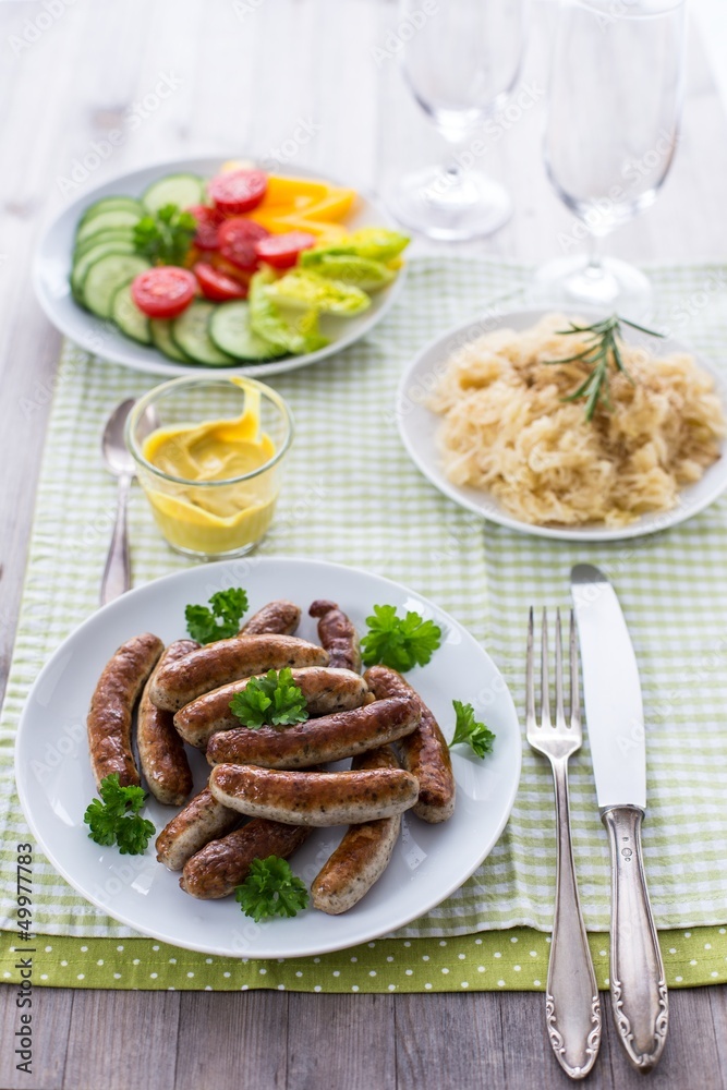Nürnberger Bratwürste mit Sauerkraut und Salat