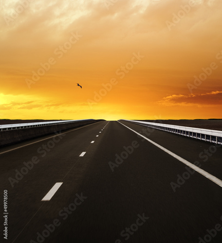 Autobahn Richtung Sonnenunergang