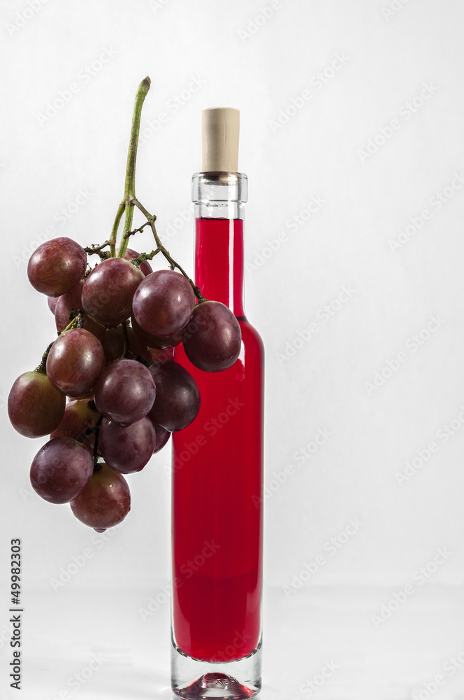 Obraz premium Red Grapes and wine bottle