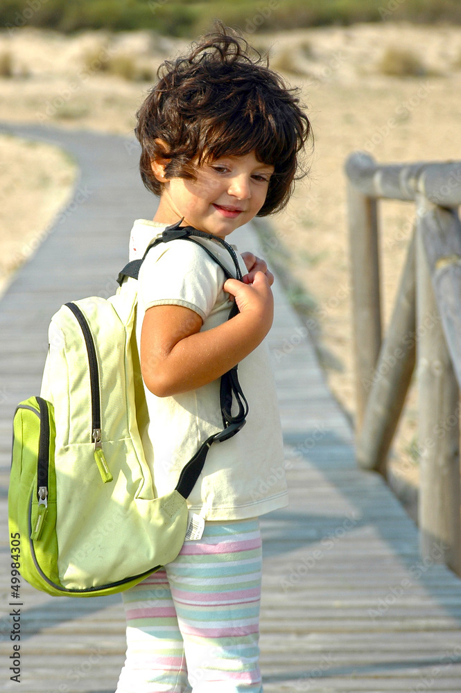 Niña pequeña de excursión