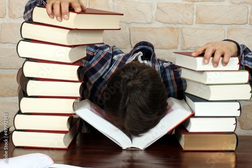 Mann vor Erschöpfung eingeschlafen, Bücher photo