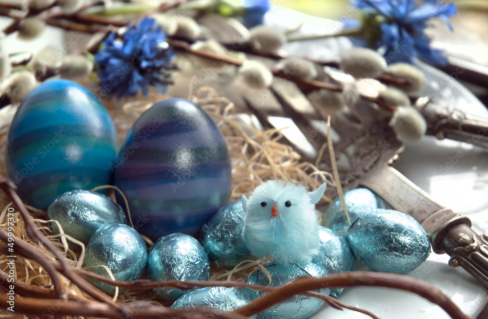 Obraz premium Blauer Ostertischdekoration