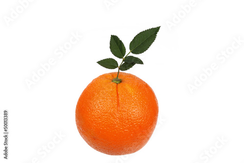 Pomarańcza z listkiem na białym tle.