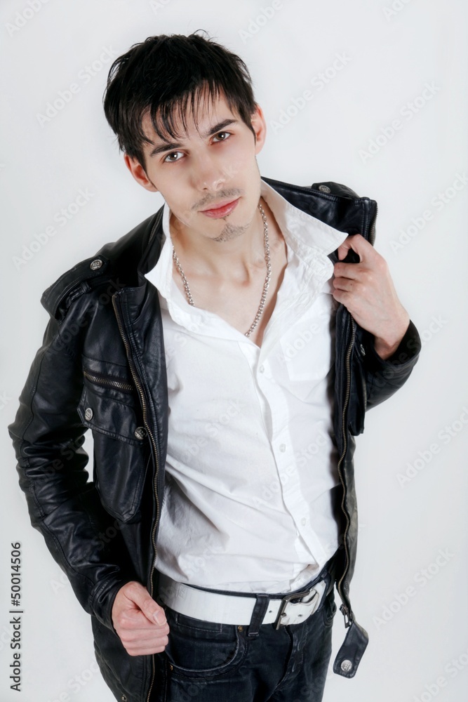 jeune homme brun enlevant son blouson en cuir noir Stock Photo | Adobe Stock