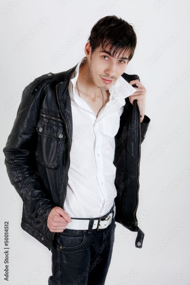 jeune homme vêtu d'un blouson en cuir noir Stock Photo | Adobe Stock