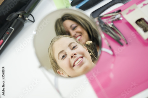 фотографія Jeune femme en train de se faire coiffer