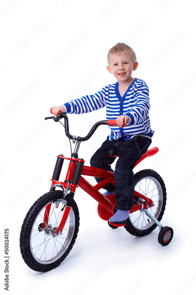 Kleinkind sitzt auf dem Fahrrad Kleinkind sitzt auf dem Fahrrad