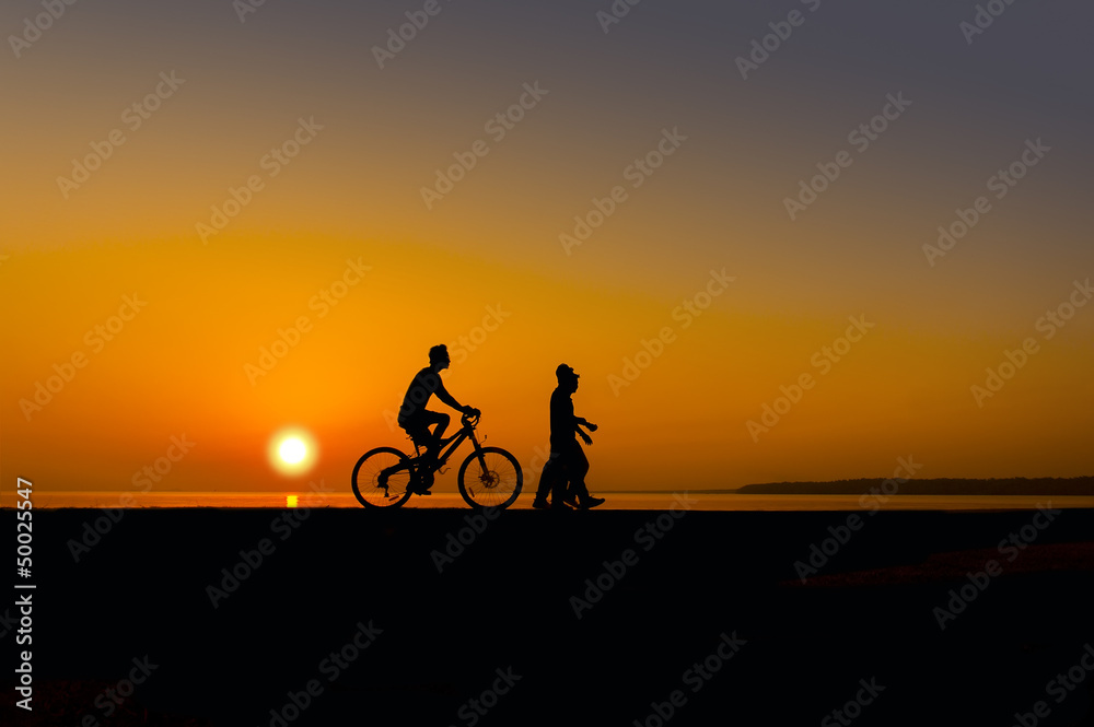 Obraz premium cyclist on sunset