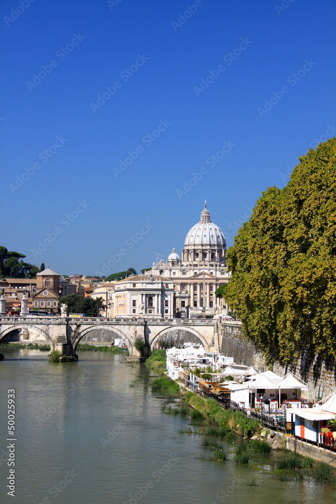 Le Tibre et la Basilique Saint-Pierre à Rome - Italie