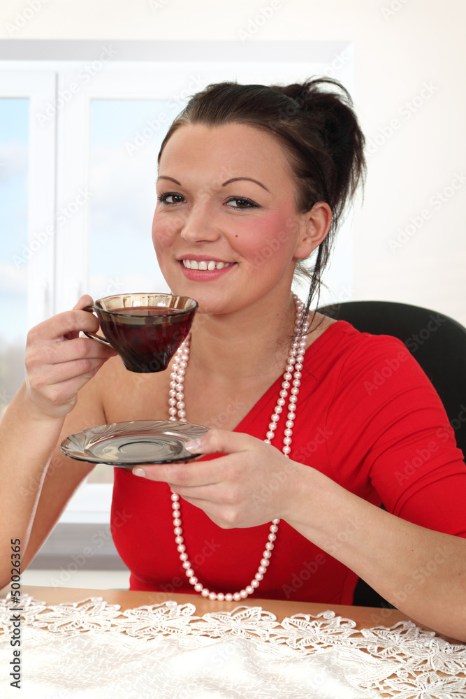 Młoda dziewczyna z owocową herbatą w biurze. - obrazy, fototapety, plakaty 