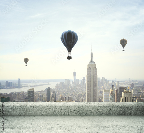 Naklejka na ścianę balony lecące nad miastem