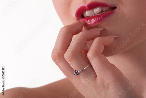 Dziewczyna trzymająca palce przy czerwonych ustach