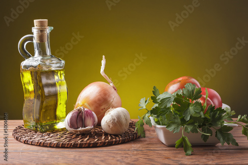 bodegón con ingredientes esenciales de la dieta mediterranea